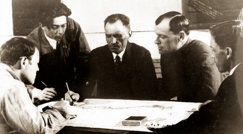 В.К. Арсеньев с кинематографистами во главе с А.А. Литвиновым. 1928