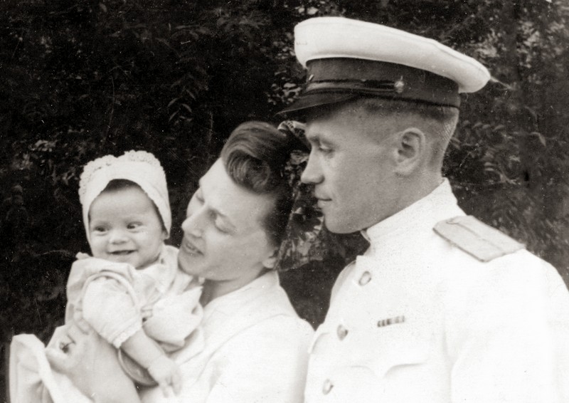 П.И. Вольхин с женой Милицей Петровной и дочкой Адой. 1951