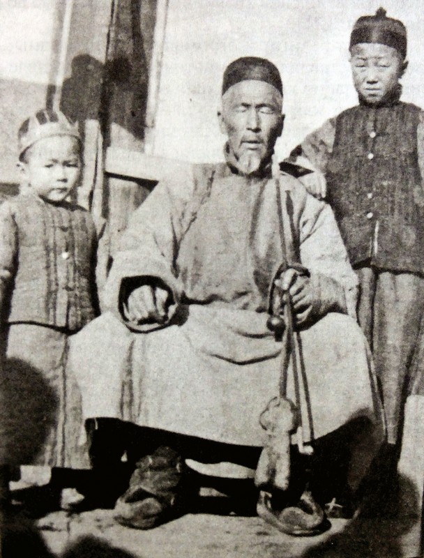 Старик китаец с внуками