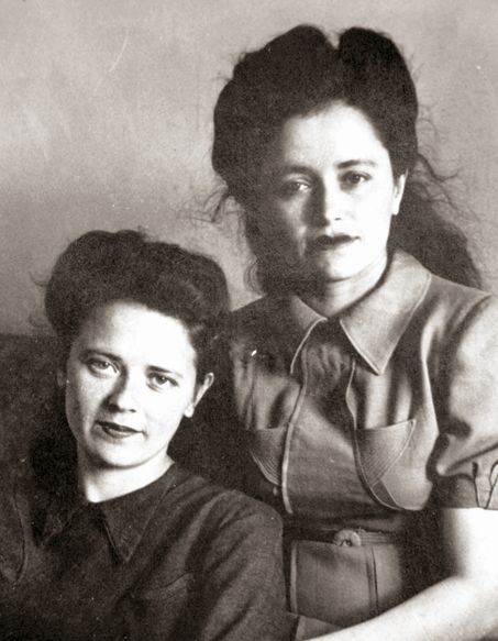 С сестричкой Любой. 1946