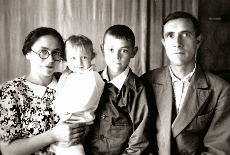 Семья Галины. Федор Григорьевич, Игорь и Ирина.1947