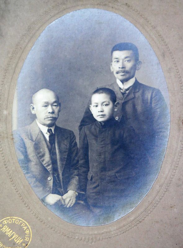 Ямагучи Дэндзабуро, его младший сын Тэрунори и его сын