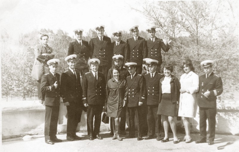 Группа морских офицеров знакомится с Хабаровском. Экскурсовод Н.В. Плужникова третья справа. 1970-е