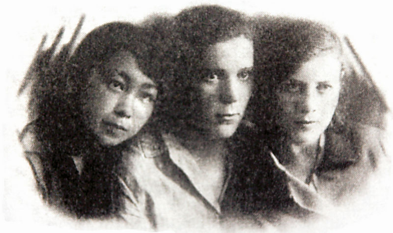 Выпускницы рабфака ГДУ Ятакэ (Тоидзуми) Ёнэко, Мария Харитонова, Зоя Родионова. Владивосток, 1932. Фото найдено Тоидзуми Ёнэко у родственников Зои в 1996 г.
