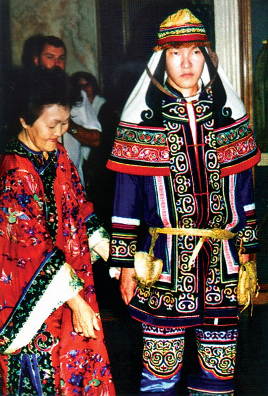 Жених в свадебном костюме с матерью. 2000. Нанайцы. Фото В.А. Спидлена