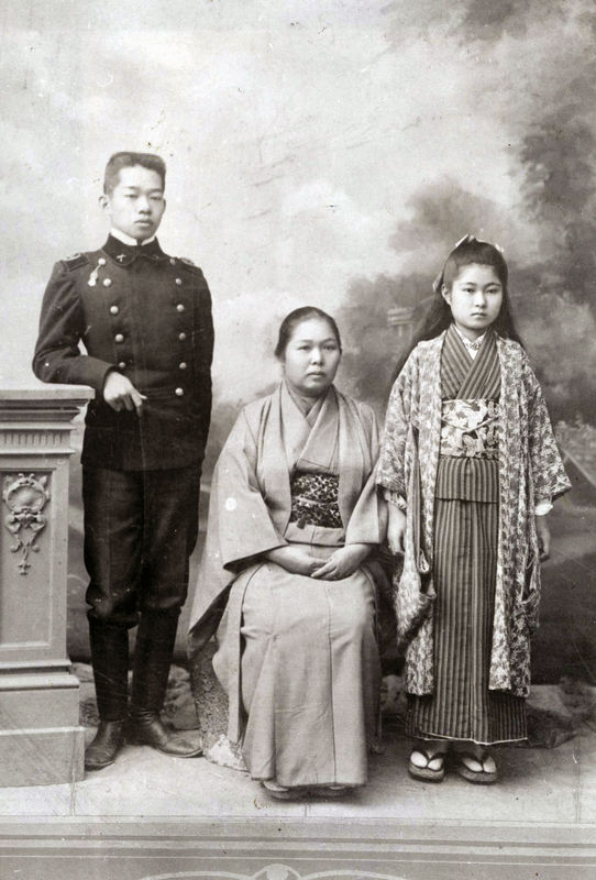 Жена Тифонтая Ино с детьми