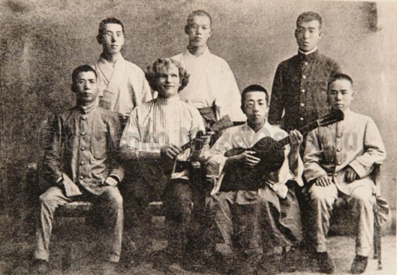 Василий Ерошенко со своими учениками. Япония