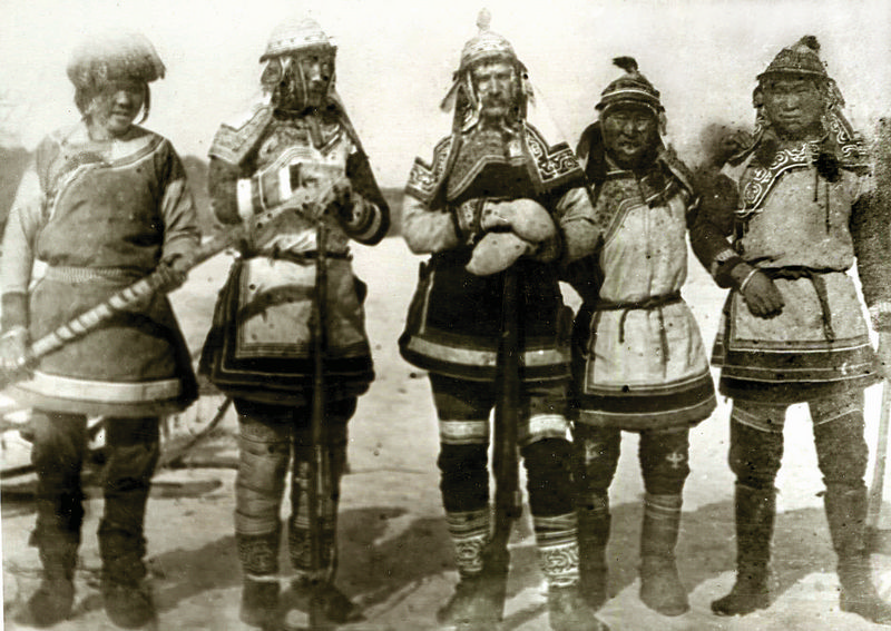В.К. Арсеньев в удэгейском костюме (в центре) и удэгейцы с реки Анюй