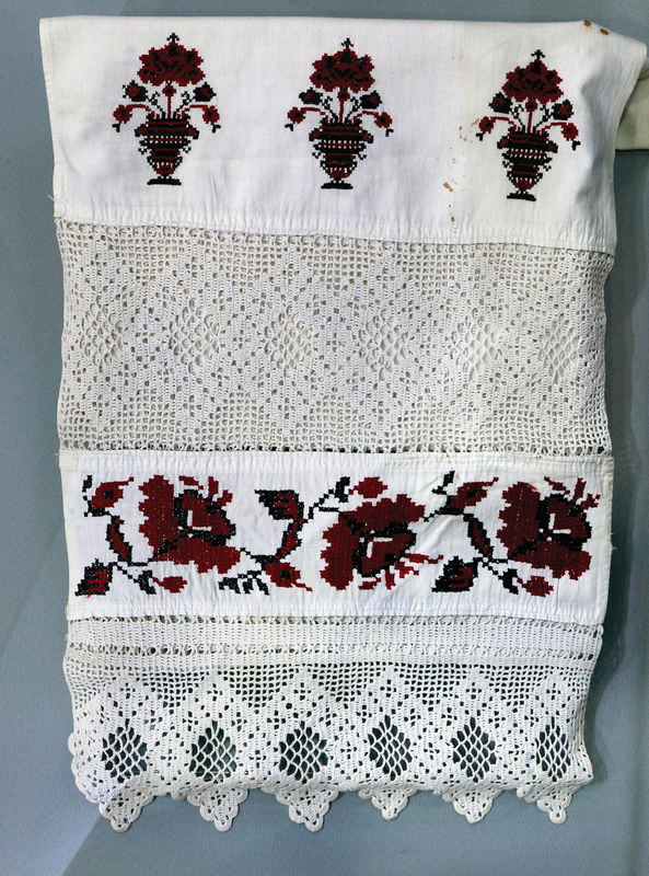 Полотенце обрядовое. Украинцы. 1920-е.  Ткань хлопчатобумажная, вышивка в технике «крест», кружева