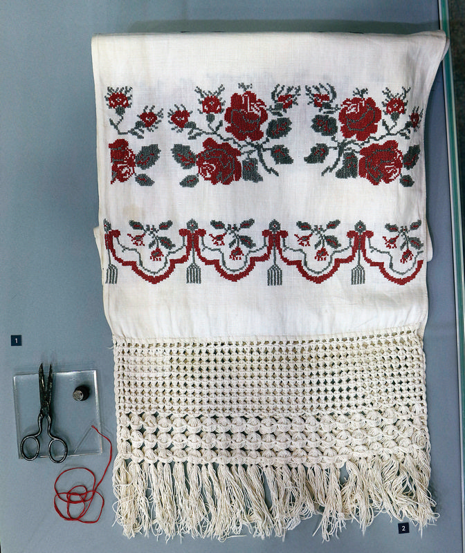 Полотенце обрядовое. Украинцы. 1920-е.  Хлопчатобумажная ткань, вышивка  в технике «крест», кружева