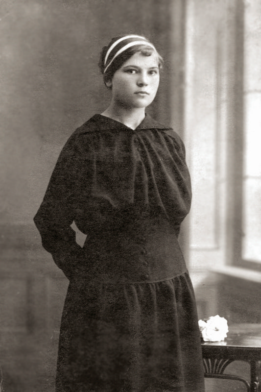 Нюра Свиридова  – будущая жена Сергея Щербановского, мать Олега. 1916