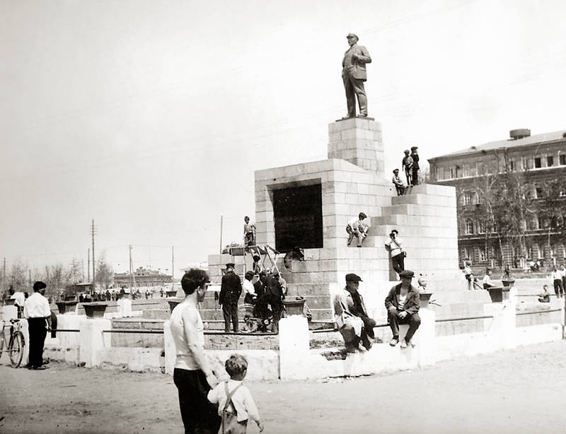 Памятник В.И. Ленину, 1925. Площадь Свободы. Начало 1950-х