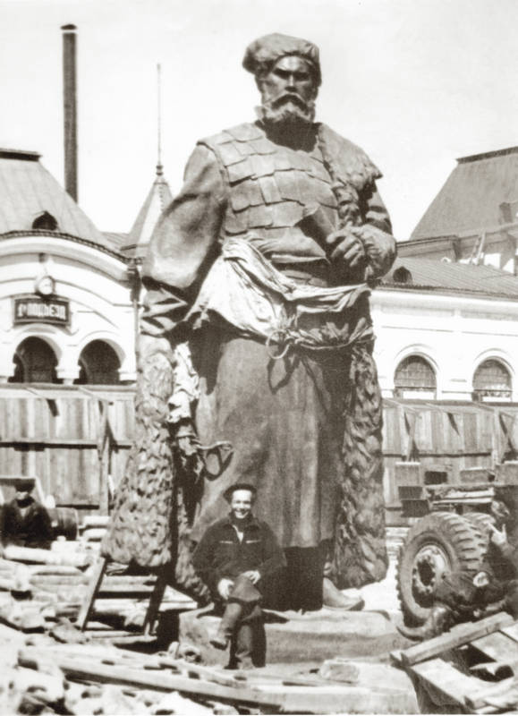 Привокзальная площадь Хабаровска. Монтаж памятника Е.П. Хабарову. 1958
