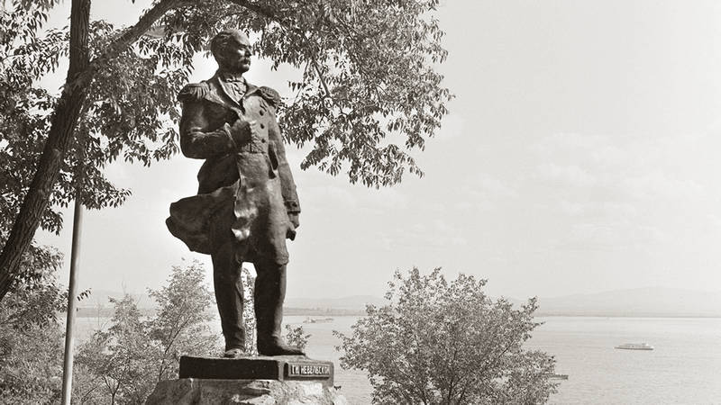 Памятник Г.И. Невельскому в Хабаровске (простоял с 1951 по 1996 год).   Фото Б. Клипиницера. ТАСС