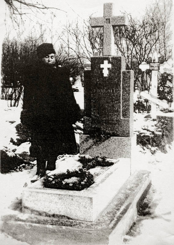 Супруга В.Ф. Винклера на его могиле