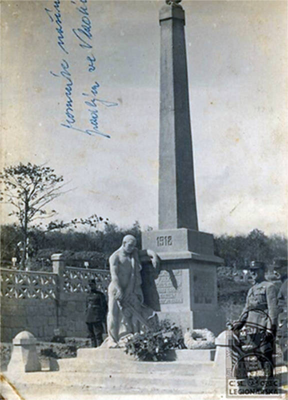 Чехи у памятника на Морском кладбище