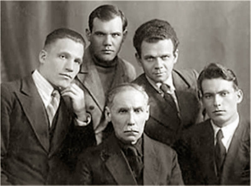 А. Артемов крайний справа, Т.М. Борисов в центре