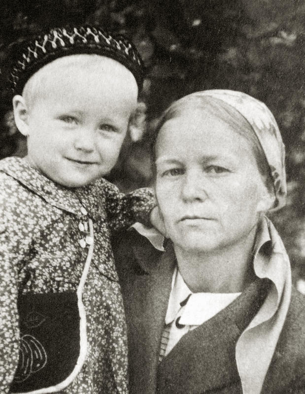 А.П. Путинцева с дочерью Светланой в эвакуации. 29 июня 1943