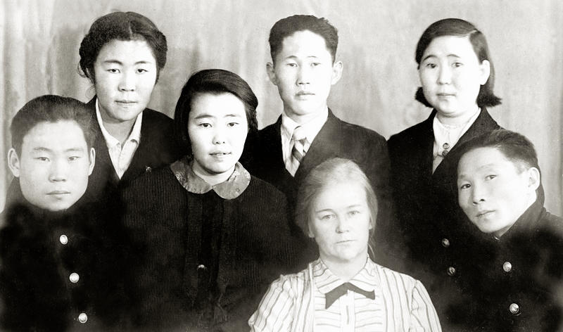 Аким Самар (во втором ряду в центре), Сулунгу Оненко (первый справа) и А.П. Путинцева в Институте народов Севера. Ленинград. 1937