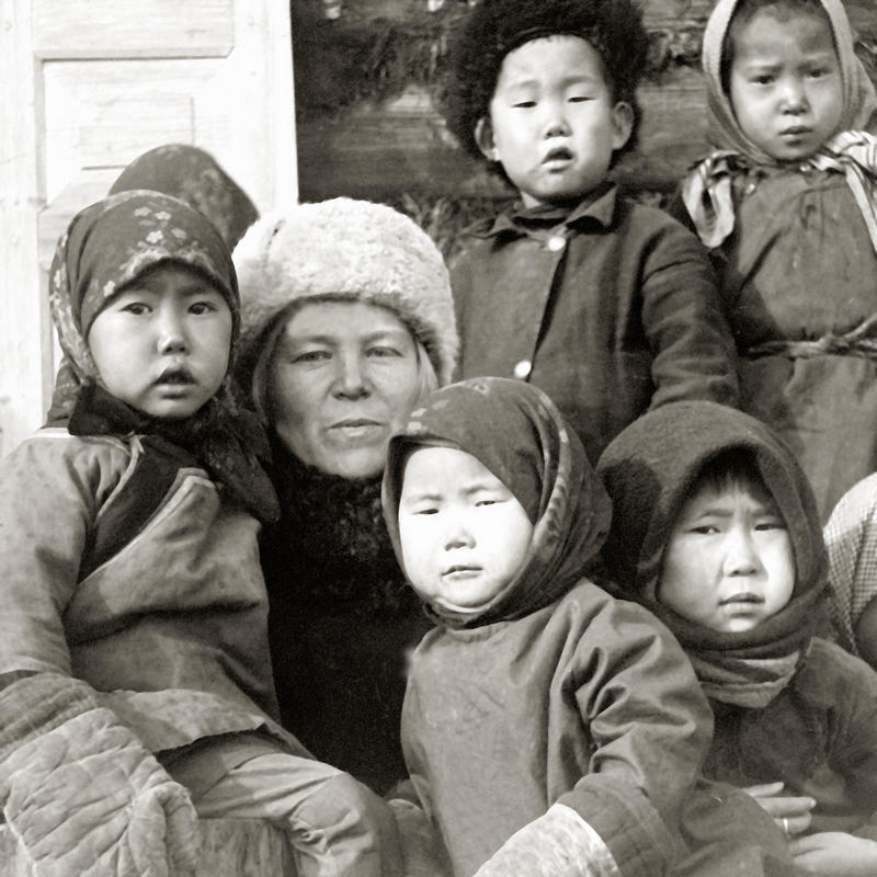 А.П. Путинцева с детьми. Стойбище Нижние Халбы. 1929