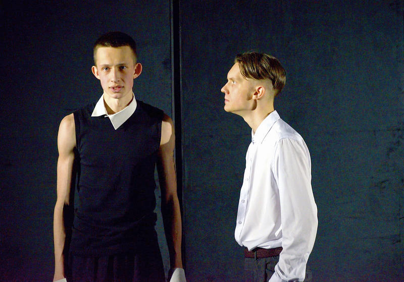 Артур Баркевич (слева) и Вячеслав Шестопалов (справа) в спектакле «И мы смеемся»