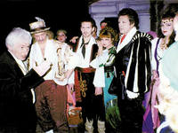 Юлий Гриншпун с актерами перед премьерой спектакля «Цыганский барон»