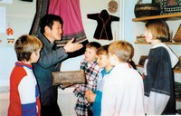 М. П. Бельды с ребятами из детского музейного коллектива