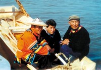 Народные умельцы Б. Дяфу, Ю. Куйсали и В. Ходжер, конечно же, гордятся своей лодкой