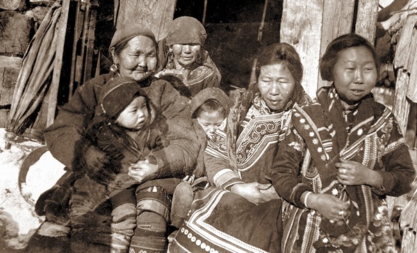 Фото из семейного архива А.Д. Кялундзюга. На заднем плане – шаманка Гауня. 1950-е годы. с. Гвасюги Хабаровского края
