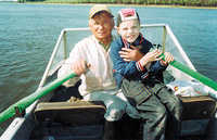 С внуком. Река Тунгуска. 2002
