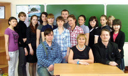 Преподаватель М.В. Осипова со студентами 3-го курса факультета восточных языков ДВГГУ