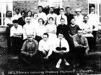 Первое Дальневосточное краевое совещание архивных работников.  Э.В. Климовская третья слева в среднем ряду. 1927 год