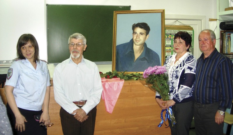 Слева направо: вдова Владимира Тамгина, художник В.П. Дроздов,  родители