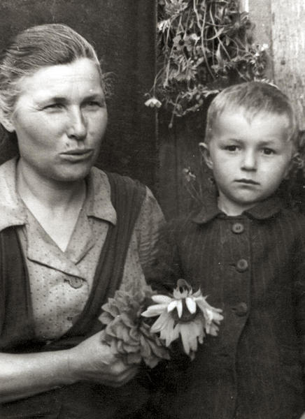 Ирина Степановна Рубан (Ровенко) с младшим сыном Колей, 1954