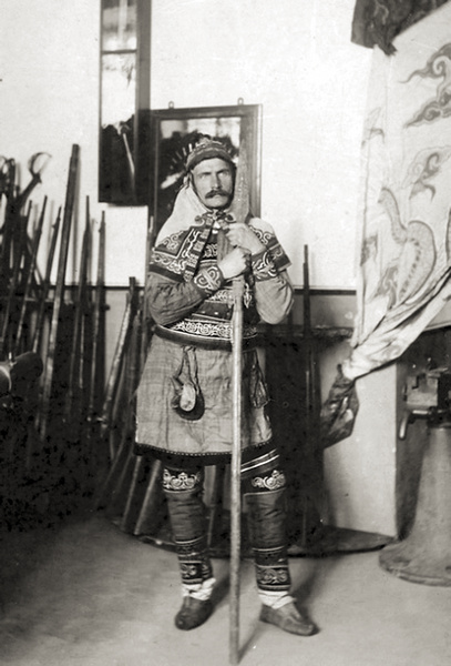 В. Арсеньев в удэгейском костюме