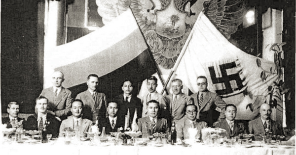 На банкете в Харбине по случаю учреждения БРЭМ. К.В. Родзаевский (сидит второй слева), Л.Ф. Власьевский (сидит четвертый справа), справа от него – Акикуса Сюн. Декабрь 1934 года