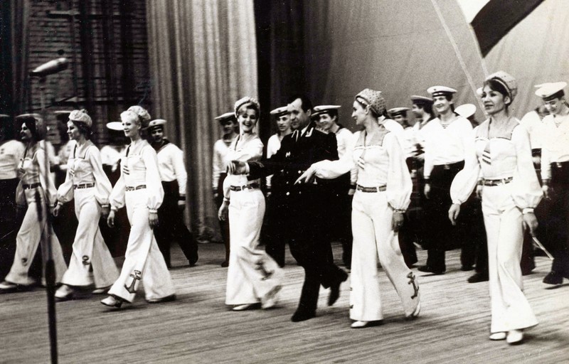 С артистами ансамбля песни и пляски Краснознаменного Тихоокеанского флота. 1957