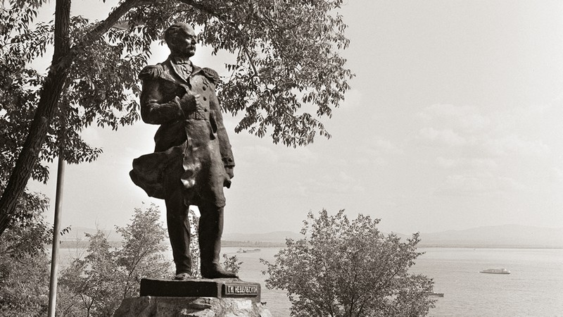 Памятник Г.И. Невельскому в Хабаровске. Фото Б. Клипиницера. ТАСС