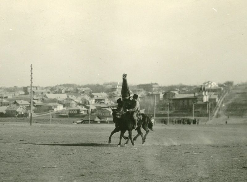 Показательные выступления казаков на плацу близ кадетского корпуса. Хабаровск. 1918