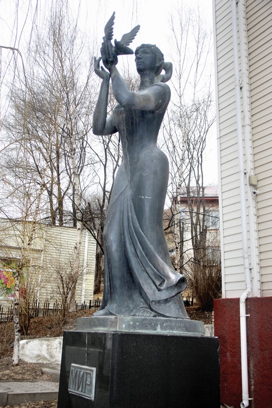 Скульптура «Мир», подаренная в 1991 году жителями Майдзуру побратиму Находке