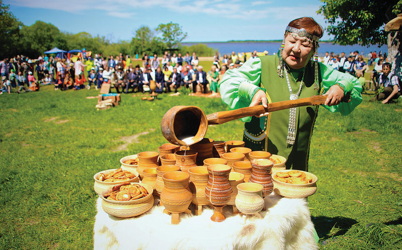 Традиционный кумыс на якутском празднике Ысыах. 2016