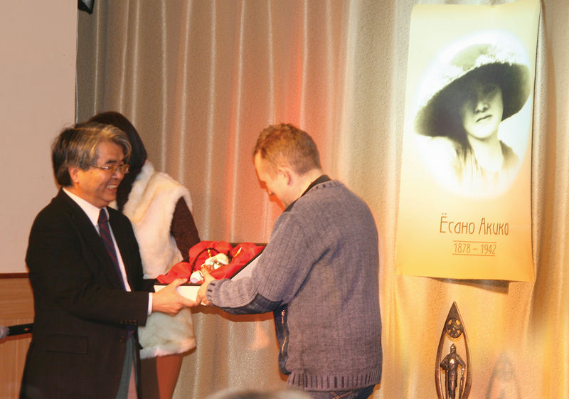 Директор Японского центра во Владивостоке Оиси Сохэи вручает главному режиссеру драматического театра Тихоокеанского флота Станиславу Мальцеву маску знаменитого театра но. 2008