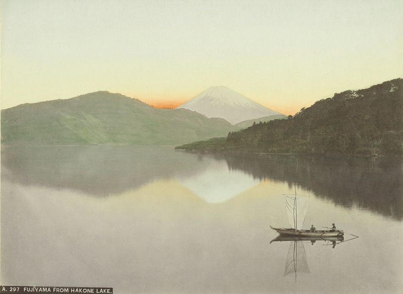 Неизвестный автор. Вид на гору Фудзи c озера Аси в районе Хаконэ. 1880–90-е. Альбуминовый отпечаток, раскраска. Из собрания МАММ
