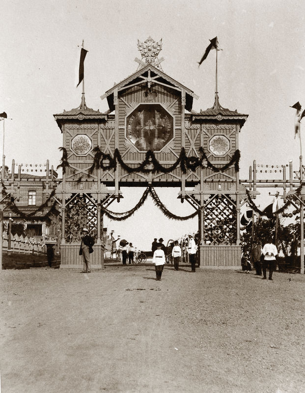 Триумфальная арка в районе военного собрания. 1891