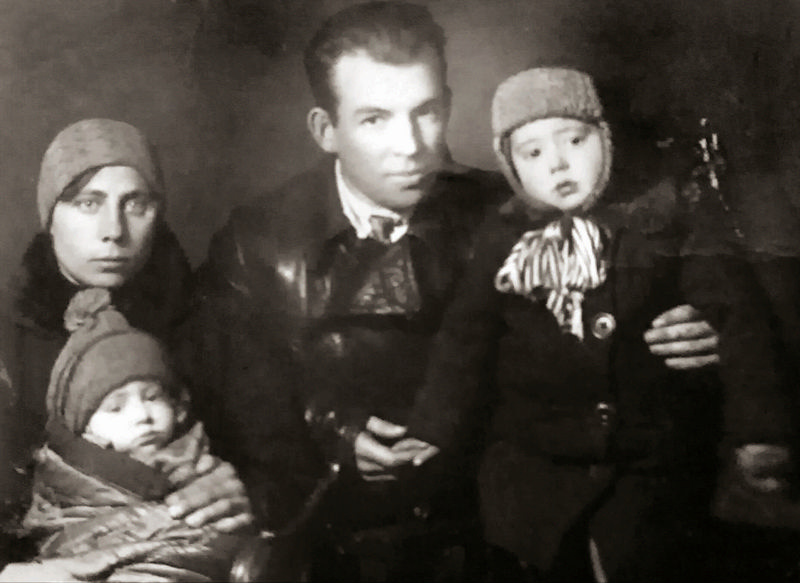 Женя с родителями. 1933