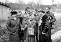 Гвасюги. 1987. Работник Центрального телевидения Сергей Сатыренко, писатель Н. П. Задорнов и Ю. А. Шестакова среди удэгейских женщин во время съемок документального фильма «Тропой Арсеньева»