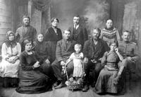 Начало 1900 годов. Семья Шестаковых. Фото сделано в Суражевке после похорон Марии — жены Николая Ивановича. На снимке: (написано рукой Ю. А. Шестаковой) с правой стороны дед Иван Ильич, Алексей Иванович — его старший сын, рядом жена Алексея — Клавдия Ивановна. У корзины с цветами — осиротевшая Шурочка держится за своего папу (наш дядя Коля), рядом — заплаканная бабушка Мария Андреевна. Около нее: дочь Татьяна на преклоненных коленях, за ними (в верхнем ряду) сваты Кузнецовы, потерявшие любимую дочь, справа — Клавдия Алексеевна и Федор Степанович Цветковы (приятели дяди Коли), а затем — Мария Арсентьевна — дальняя родственница Шестаковых.